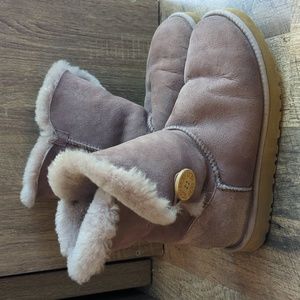 Woman's purple size 7 Bailey button uggs